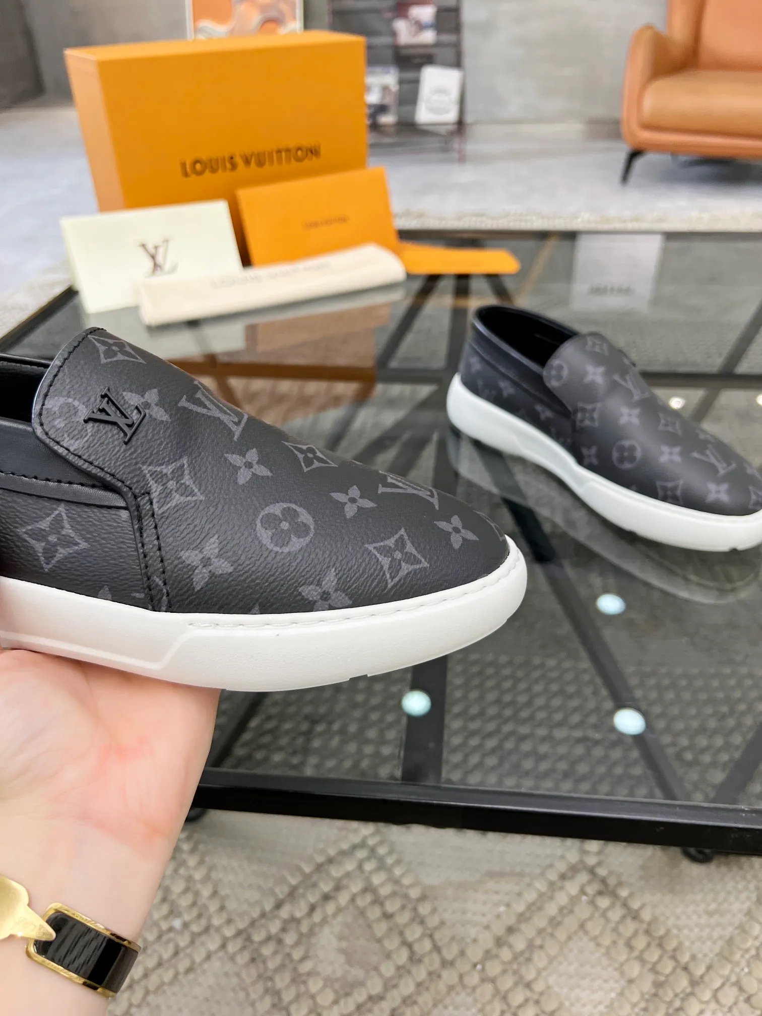 Factory price: 520💰 LV🔍Top purchasing agent🇮🇹 Road The most popular sneakers are available at the same time in the super popular sports shoe counters. The uppers are made of Italian original imported cowhide fabric. The classic and generous layout is a must-have for fashionistas. The complex craftsmanship is perfectly reproduced. The imported soft water-dyed cowhide lining is padded. The soles are: original soles specially provided by the factory. The exclusive foamed molded soles are super comfortable. The original factory follows the order. 🔍🔍High quality. You can go in and out of the counter at will. Welcome to compare. Size 39-45 (38 can be ordered)